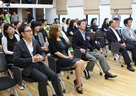 위촉시에 참여한 홍보대사 유열, 홍보대사 박해미, 한국문화예술위원회 권영빈 위원장