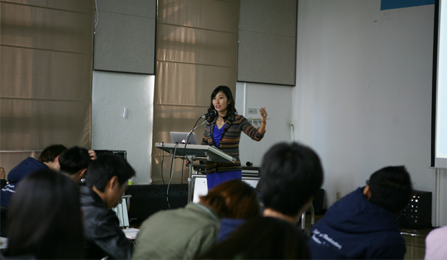 2012 아르코국제공연예술전문가시리즈 국제 연기 심포지엄 강연사진1