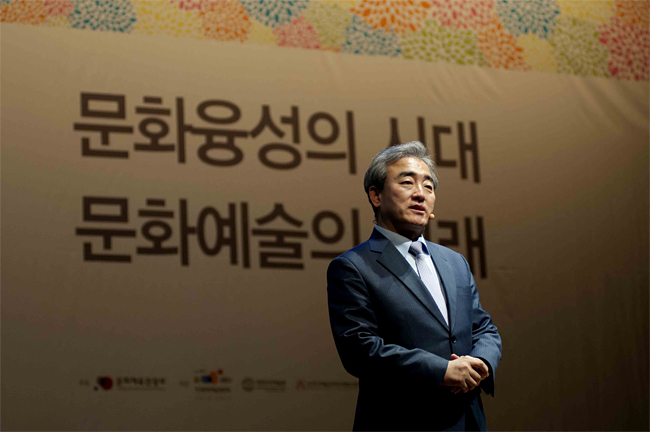 사진설명 : 유진룡 문화체육관광부 장관이 24일 서울 대한상공회의소에서 열린 <2013 문화융성 콘퍼런스>에 참석해 ‘문화융성의 의미와 정책방향’이라는 주제로 기조연설을 하고 있다.