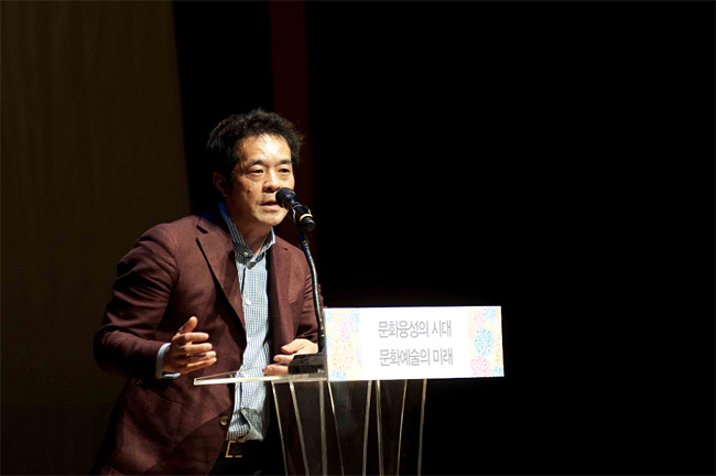 사진설명 : 박명성 신시컴퍼니 대표가 24일 서울 대한상공회의소에서 열린 <2013 문화융성 콘퍼런스>에 참석해 ‘문화예술과 기업경영’이라는 주제로 강연을 하고 있다. 