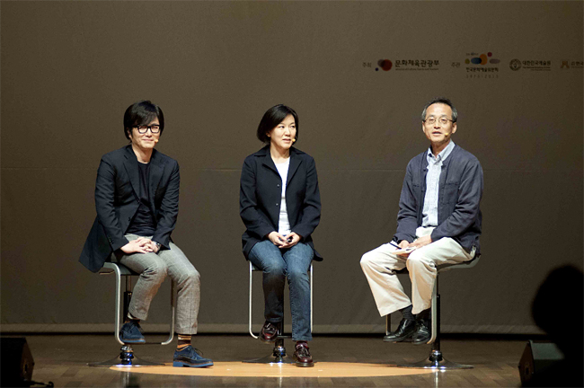 사진설명 : (왼쪽부터) 미술가 전준호, 미술가 문경원, 최재천 이화여대 교수가 24일 서울 대한상공회의소에서 열린 <2013 문화융성 콘퍼런스>에 참석해 ‘예술-기술-산업 융복합’이라는 주제로 토크 콘서트를 펼치고 있다.
