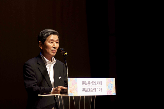 사진설명 : 권영빈 한국문화예술위원회 위원장이 24일 서울 대한상공회의소에서 열린 <2013 문화융성 콘퍼런스>에 참석해 개회사를 낭독하고 있다.