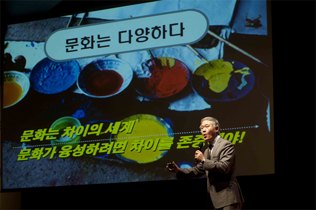 사진설명 : 정진홍 광주과학기술원 교수가 24일 서울 대한상공회의소에서 열린 <2013 문화융성 콘퍼런스>에 참석해 ‘문화융성의 미래-예술과 기술’이라는 주제로 강연을 하고 있다.