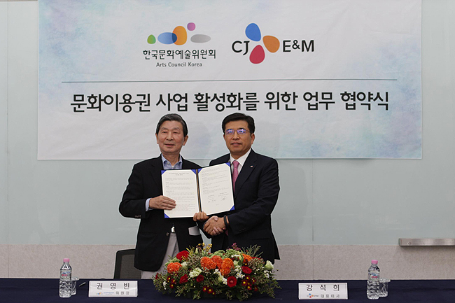 [사진설명1] 한국문화예술위원회 권영빈 위원장(왼쪽)과 CJ E&M 강석희 대표이사는 6일 저녁 서울 대학로에 위치한 ‘예술가의 집’에서 문화이용권 사업 진행을 위한 업무협약식을 갖고, 저소득층의 문화소외 해소 및 문화예술 체험기회 확대를 위해 협조하기로 합의했다.