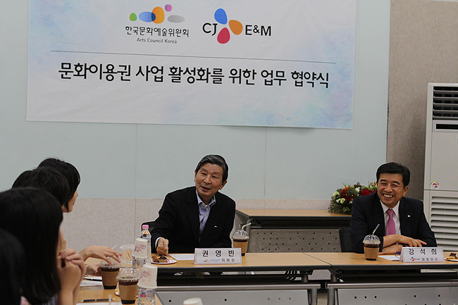 [사진설명2] 업무협약식이 끝난 후, 개최한 ‘커피타임’ 행사를 통해 한국문화예술위원회 권영빈 위원장(가운데)과 CJ E&M 강석희 대표이사는 문화이용권 회원들을 초청하여 생생한 사용후기 및 문화이용권 사업에 바라는 점을 청취하였다.