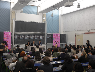 사진설명 : 프랑스 독자와의 만남 1(프랑스 국립 도핀대학교 강의장에서 프랑스 독자와 만나고 있는 황석영 소설가)