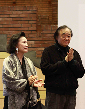 사진설명 : 18일 오후 서울 종로구 아르코예술극장 대극장에서 열린 ‘2013 문화예술 후원의 날’ 행사에 참석한 배우 윤정희(좌)와 남편 피아니스트 백건우