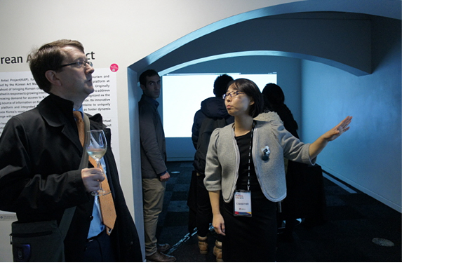 2013 KBEE 박람회에서 전시 중인 Korean Artist Project의 온라인 가상미술관은 런던의 수많은 갤러리, 박물관 관계자들의 관심을 받았다.