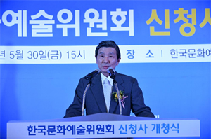 사진2)권영빈 한국문화예술위원장이 30일 한국문화예술위원회 광주·전남 혁신도시 신청사 개청식에서 기념사를 하고 있다.