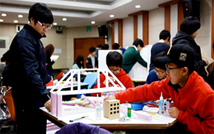 <건축학교 2014>의 ‘푸른꿈 과정’에 참여한 청소년들은 대개 건축가를 꿈꾸는 학생들이다. 실제 건축가의 강의를 듣고 건축전공 예비교사들과의 소규모 그룹 수업으로 실제 건축 프로젝트와 유사한 프로세스로 실습을 진행하고 있다. 수업에서 예외되는 청소년들이 거의 없다는 점이 큰 장점이다.