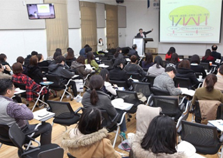 우)사진설명2_문화누리카드 이용자 한국시리즈 관람 할인 초청행사 입장권 배부