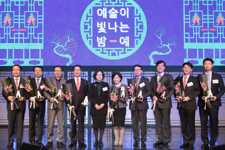 사진설명 : 한국문화예술위원장을 비롯한 문화예술 후원우수 수상기업 및 수상자들이 기념촬영