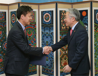 (사진설명) 한국문화예술위원회가 문화체육관광부 소속·공공기관 가운데 문화정보화　‘최우수 기관’으로 뽑혔다. 4일(월) 서울 서계동 국립극단내 문화체육관광부 서울사무소에서 열린 ‘2015년도 문화정보화 업무평가 시상식’에서 (사진왼쪽) 이용훈 한국문화예술위원회 사무처장이 김종덕 문화체육관광부 장관으로부터 최우수상을 받았다.