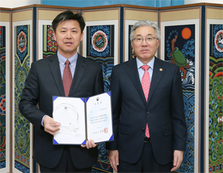 (사진설명) 한국문화예술위원회가 문화체육관광부 소속·공공기관 가운데 문화정보화　‘최우수 기관’으로 뽑혔다. 4일(월) 서울 서계동 국립극단내 문화체육관광부 서울사무소에서 열린 ‘2015년도 문화정보화 업무평가 시상식’에서 (사진왼쪽) 이용훈 한국문화예술위원회 사무처장이 김종덕 문화체육관광부 장관으로부터 최우수상을 받았다.