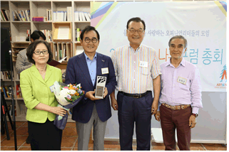 사진설명 : 한국문화예술위원회는 20일 대학로 예술나무카페에서 ‘2016 예술나무포럼 총회’를 개최했다.
(왼쪽부터) 박명진 한국문화예술위원장, 윤은기 한국협업진흥협회장, 윤영달 크라운해태 회장, 김희근 벽산엔지니어링회장 (사진제공 : 한국문화예술위원회)