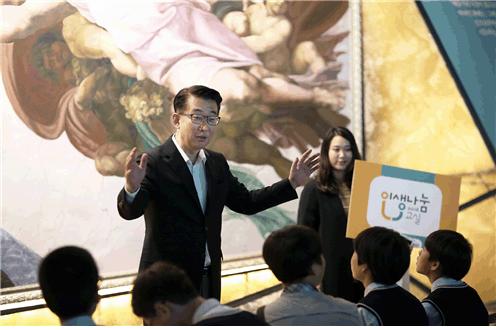 지난 10월 19일 용산전쟁기념관 [미켈란젤로展] 전시회에서 김상근 교수가 인문소풍에 참여한 중학생들에게 미켈란젤로의 작품을 보며 화가의 어린 시절에 관해 설명해 주고 있다. (사진 :한국문화예술위원회)