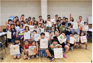 ▶ (’17.7.25.) 공공미술 워크숍 참여인원 단체사진
                / 한국문화예술위원회 제공