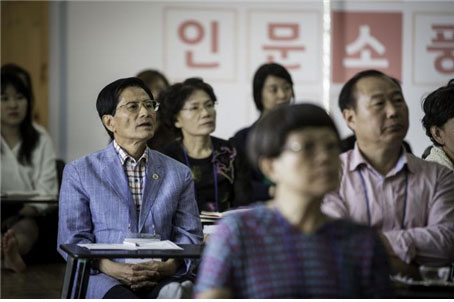 캡션 : 인생나눔교실의 멘토봉사단들이 인문소풍에서 김상근교수와 함께 [인문학의 세가지 질문]을 주제로 멘토링에 참여하고 있다. (사진 : 한국문화예술위원회)