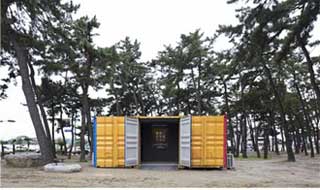 사진1. 7월 24일부터 8월 15일까지 강릉 경포대에서 열린 미디어아트 큐브전의 부스 모습