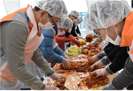 사진3. 직접 김장 김치를 담그는 예술위 직원들