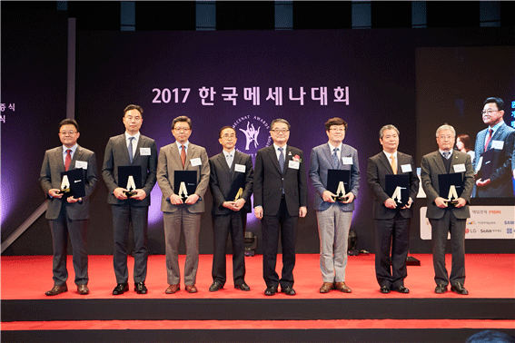11월 28일 열린문화예술후원우수기관 인증식에서 올해 인증받은7개 문화예술후원우수기관 대표자가 문화체육관광부 나종민 제1차관과 함께 기념촬영을 진행하였다. (사진 : 한국문화예술위원회) 