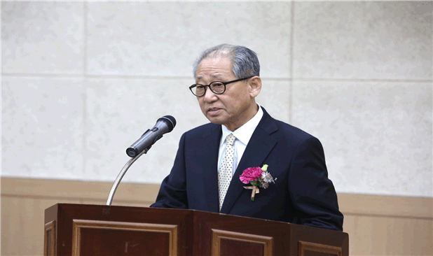 사진 설명 : 1일 나주 본관에서 열린 취임식에서 황현산 신임 한국문화예술위원장이 취임사를 발언하고 있다.