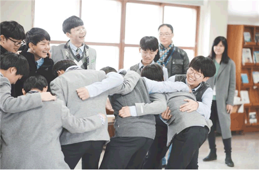 중학교 자유학기제 청소년들이 인생나눔교실의 멘토링에 참여하고 있다. 인생나눔교실의 성과를 공유하는 2017 인생나눔축제는 오는 21일 정부세종컨벤션센터에서 개최될 예정이다.