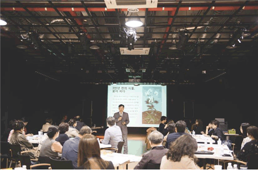 인생나눔교실 멘토봉사단으로 활동하기 위해 워크숍에 참여하여 교육받고 있다. 인생나눔교실의 성과를 공유하는 2017 인생나눔축제는 오는 21일 정부세종컨벤션센터에서 개최될 예정이다.