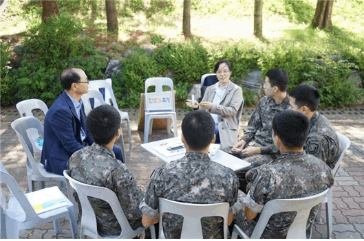 캡션 : 2018 인생나눔교실 멘토봉사단을 1월 30일부터 2월 28일까지 모집한다. 위 사진은 2017 인생나눔교실 멘토링(군부대) 사진이다. 