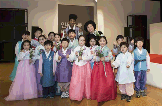캡션 : 2018 인생나눔교실 멘토봉사단을 1월 30일부터 2월 28일까지 모집한다. 위 사진은 2017 인생나눔교실 특별기획프로그램 ‘인문소풍’ 사진이다. 디자이너 간호섭과 모델 한현민이 명예멘토로 참여하여 지역아동센터 아이들과 특별한 멘토링을 진행하였다.  