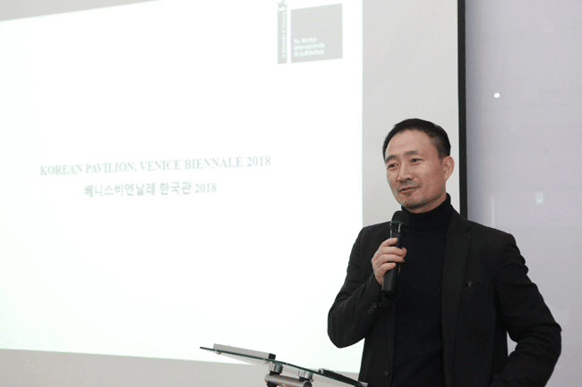 2018년 베니스비엔날레 제16회 국제건축전 한국관 예술감독 전시계획안 발표_설명하고있는박성태감독