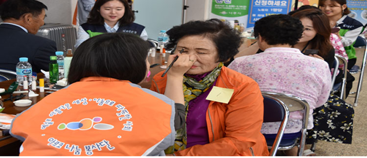 사진3. 장수사진 찍기 전 메이크업을 해드리는 ARKO 나눔봉사단 