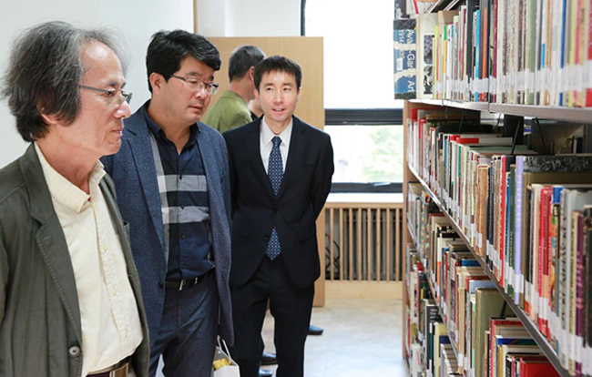 사진03. 기증자료실 소개(왼쪽부터 김윤철 前국립극단 예술감독, 송형종 한국문화예술위원회 위원, 오영주 예술자료원장)