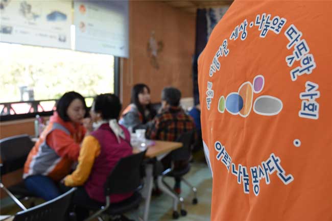 장수사진 촬영 전 어르신 매무새를 다듬어 주는 ARKO 나눔봉사단 