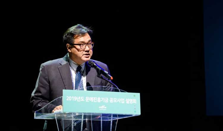 문학지원부장 정대훈
 