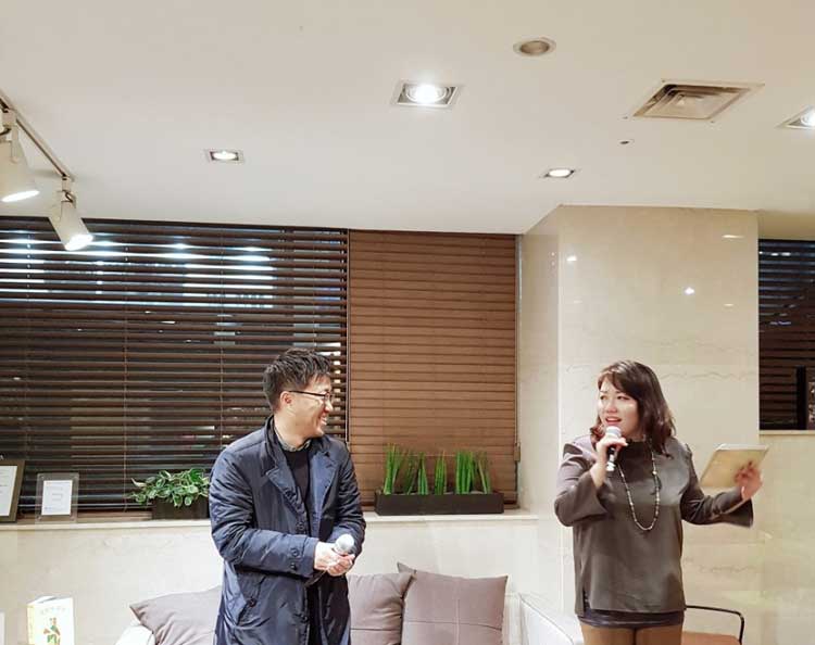 “안녕하세요. 소설 쓰는 김솔입니다”
.