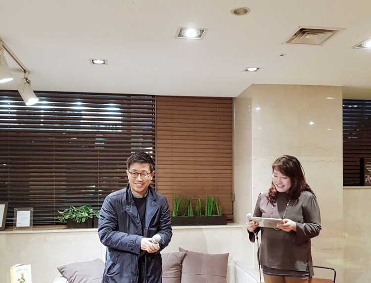 “대화가 무르익고, 한껏 부드러운 표정으로 바뀌신 김솔 작가님이십니다. 
