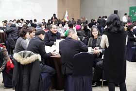 사전행사장에서 성과를 공유중인 참가자들
