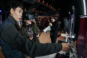  [사진4,5] 360도 VR 체험해보는 참석자들
