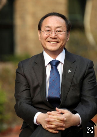 박종관 한국문화예술위원장이 지난 19일 서울 대학로 예술가의집 정원에서 인터뷰 도중 활짝 웃고 있다.  