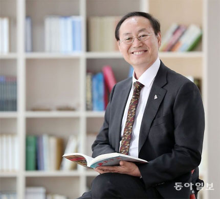 박종관 한국문화예술위원장이 지난 19일 서울 대학로 예술가의집 정원에서 인터뷰 도중 활짝 웃고 있다.
