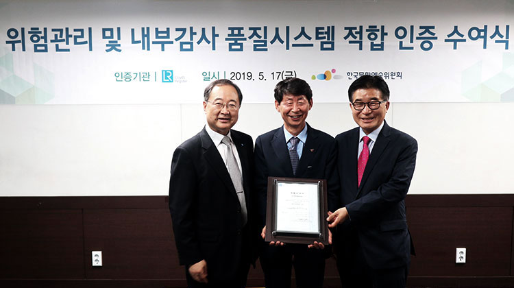 인증서 수여 사진
