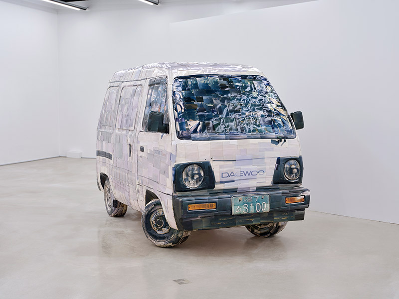 〈1800장으로 구성된 오류를 위한 오차〉, 2001, c-프린트,혼합매체, 190×140×320cm, 영은미술관 소장.