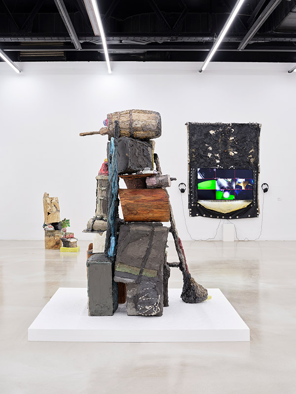 〈리컨스트럭트〉, 2014-2025, 혼합 재료, 가변크기. 설치 구성: 무제(책, 2012.4.28.), 불로초, 달빛 곡예단, Bust-바람길#8, 석가산#2›