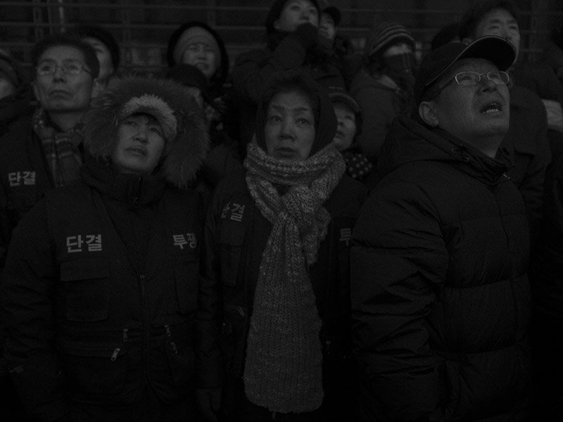 〈언다큐먼티드 모나리자〉, 2009/2025, 싱글 채널 비디오, 컬러 및 흑백, 스테레오 사운드, 22분 40초; 시트지에 아카이벌 피그먼트 프린트, 60×80cm. 용산 남일당 앞.