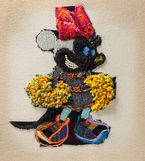 김나영 & 그레고리 마스, 〈미니마우스〉, 2025, 편물에 자수, 액자, 60×40×4cm.