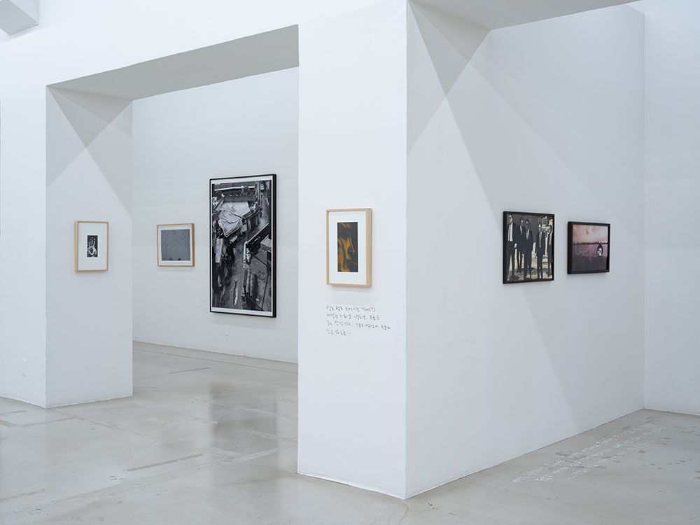 강홍구, 〈작가의 위치〉, 2024, 디지털 피그먼트 프린트에 아크릴릭, 119×100cm.