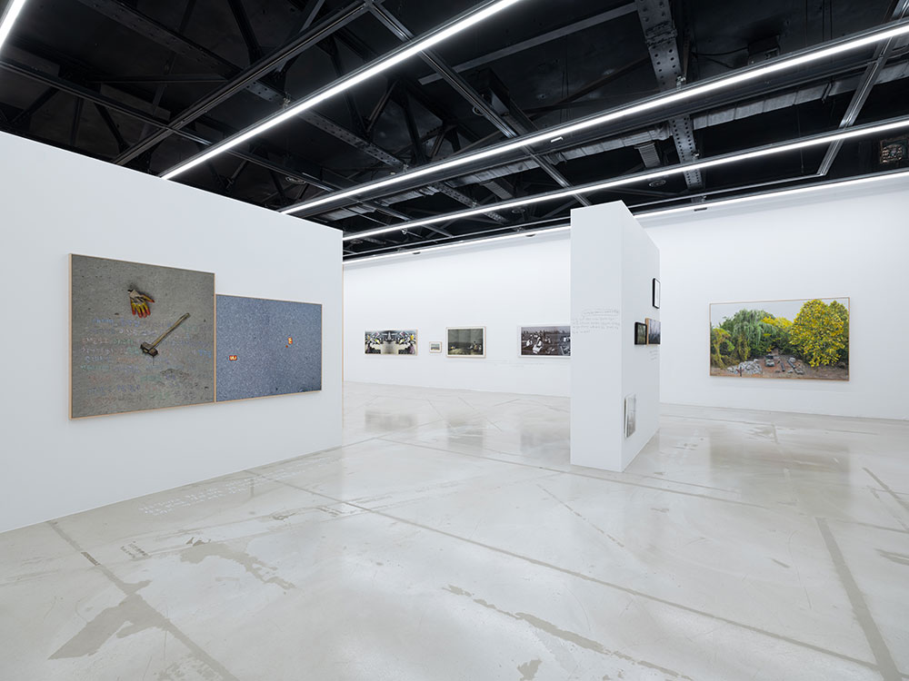 강홍구, 〈작가의 위치〉, 2024, 디지털 피그먼트 프린트에 아크릴릭, 119×100cm.