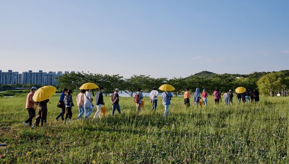 <여기, 우리가 만나는 곳> 