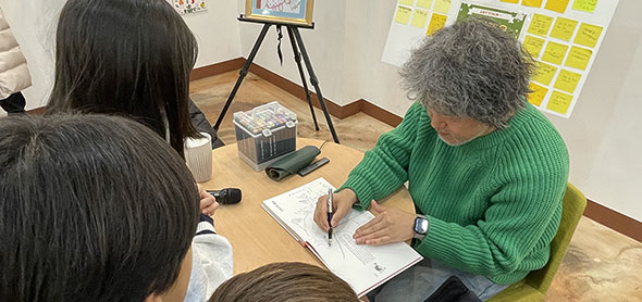 책 읽는 학교 북토크 현장 사진(빛가람초등학교 학생들이 17일 빛가람호수공원 배메산전망대 1층 전시실에서 책 읽는 학교 김중석 작가 북토크에 참여하고 있는 모습)